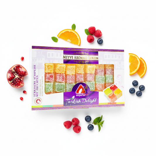 Avšarlar dažādu augļu turku lukums 350g, minimālistisks produkta foto ar svaigiem augļiem, balts fons