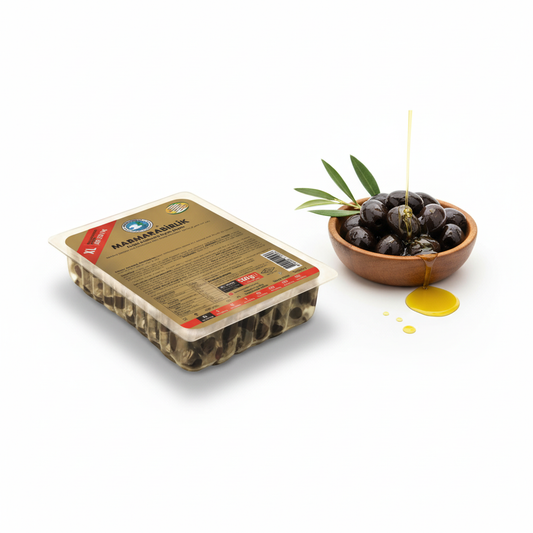Marmarabirlik dabiski marinētas melnās olīvas vakumā XL 500g, minimālistisks produkta foto ar olīvām un olīveļļu, balts fons