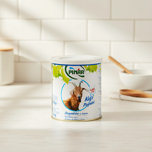 Pinar kazas siers 50% tauku 400g uz mūsdienīgas virtuves virsmas