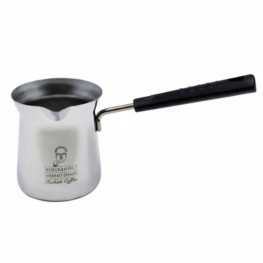 Turku kafijas kanna sudraba krāsā minimālistiskā produkta fotogrāfijā - tradicionālā cezve turku kafijas pagatavošanai