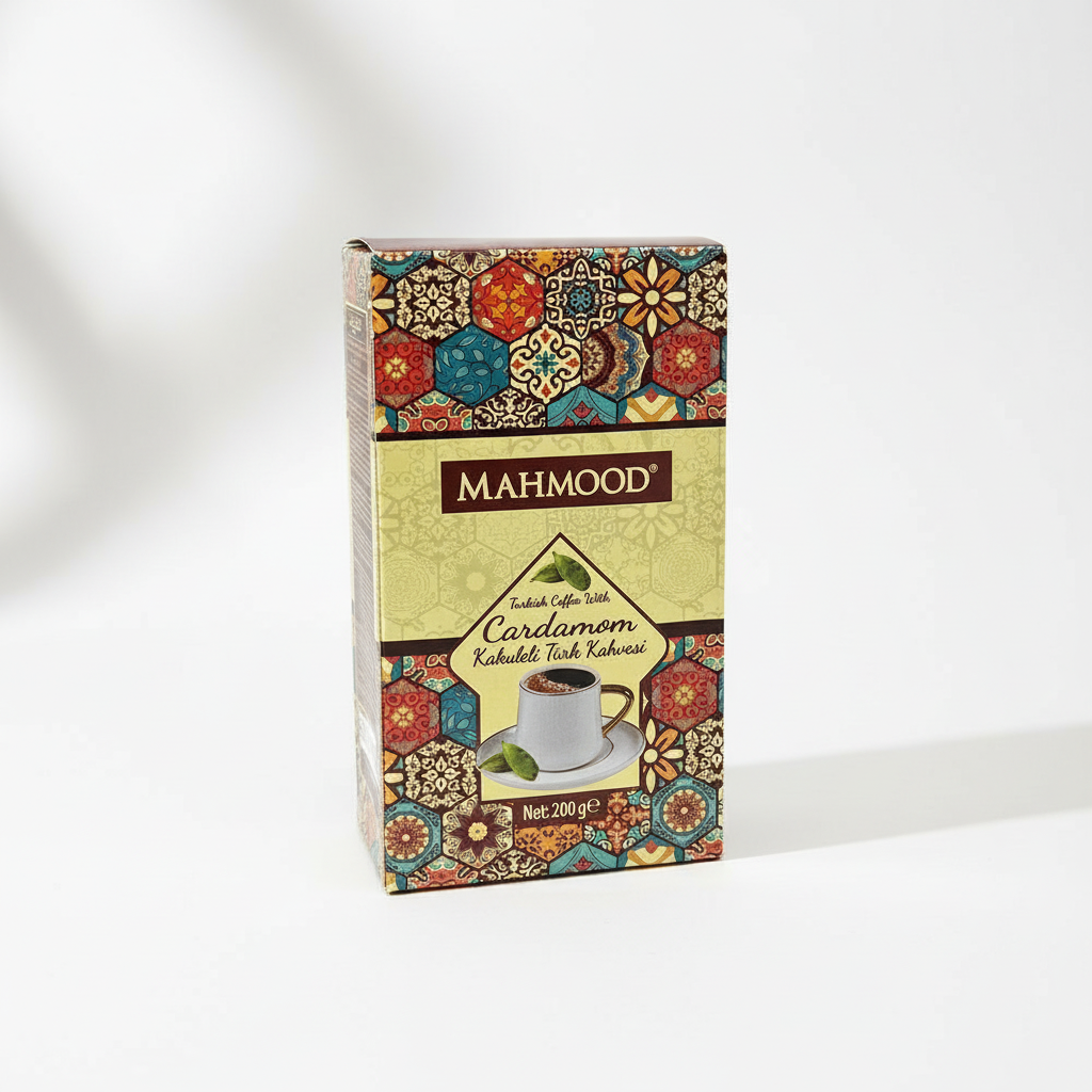 Turku kafija ar kardamonu MAHMOOD 200g minimālistiskā produkta fotogrāfijā - premium turku kafija ar kardamona garšu