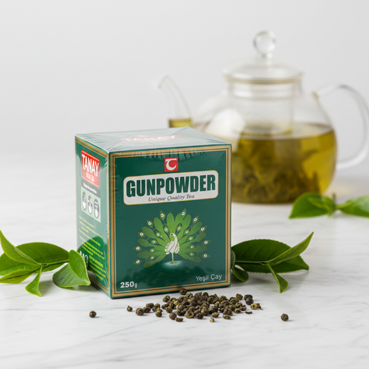 Tanay gunpowder zaļā tēja 250g minimālistisks produkta foto ar tējas kannām