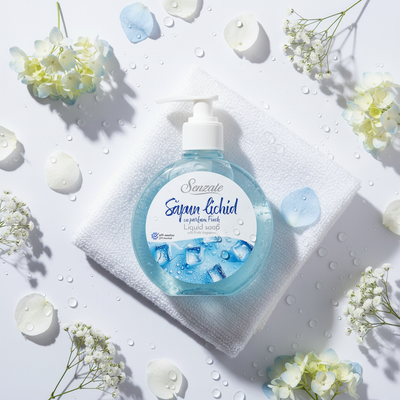 Šķidrās ziepes ar svaigu aromātu, SENZATE, 500ml SENZATE šķidrās ziepes ar svaigu aromātu 500ml elegantā flat lay kompozīcijā ar ziedu ziedlapām