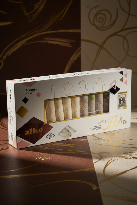 Alko sezama halva ar kakao un vaniļu profesionālā studijas apgaismojumā ar šokolādes toņiem, premium pismaniye halva