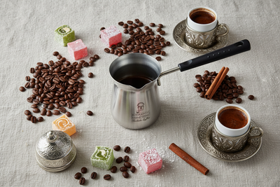 Turku kafijas kanna, maza, CEZVE, Sudraba krāsā (līdz 3 tasītēm) Turku kafijas kanna premium kompozīcijā ar arabica kafijas pupiņām un turku saldumiemtradicionālā turku kafijas kultūra