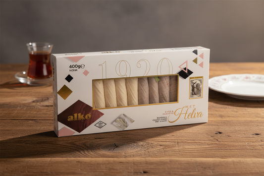 Alko sezama halva ar kakao uz dabīga koka galda ar tējas glāzi fonā, turku halva