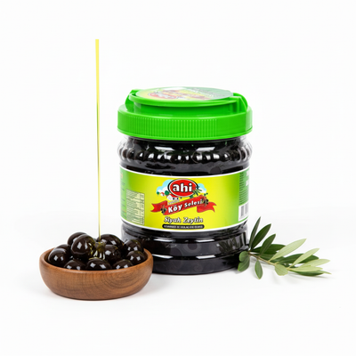 Ahi melnās olīvas sausās 700g, minimālistisks produkta foto ar olīvām koka bļodā un olīveļļu, balts fons