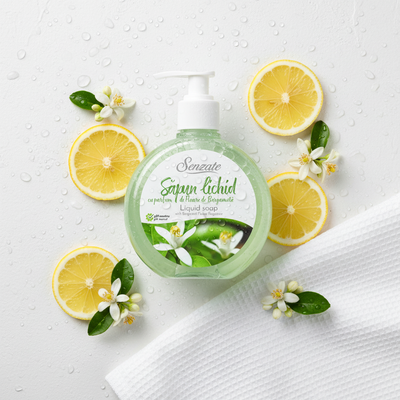 Šķidrās ziepes ar bergamotes zieda aromātu, SENZATE, 500ml SENZATE šķidrās ziepes ar bergamotes zieda aromātu 500ml elegantā flat lay kompozīcijā