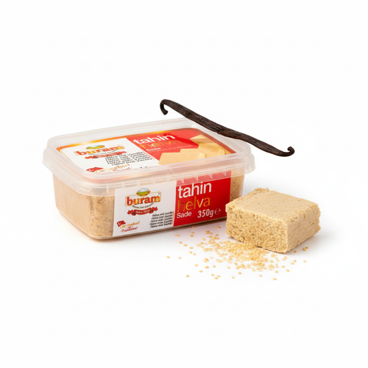 Buram vaniļas halva 350g, minimālistisks produkta foto ar sezama sēklām un vaniļas pāksti, balts fons