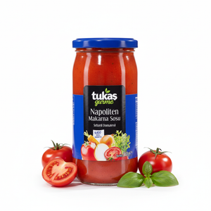 Tukas Napoliten makaronu mērce 360g, minimālistisks produkta foto ar svaigiem tomātiem un baziliku, balts fons