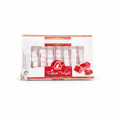 Avşarlar lukums ar granātābolu garšu 350g Avşarlar lukums ar granātābolu garšu 350g, premium turku saldumiņi ar cukura pūderi, tīrā fona produkta fotogrāfija