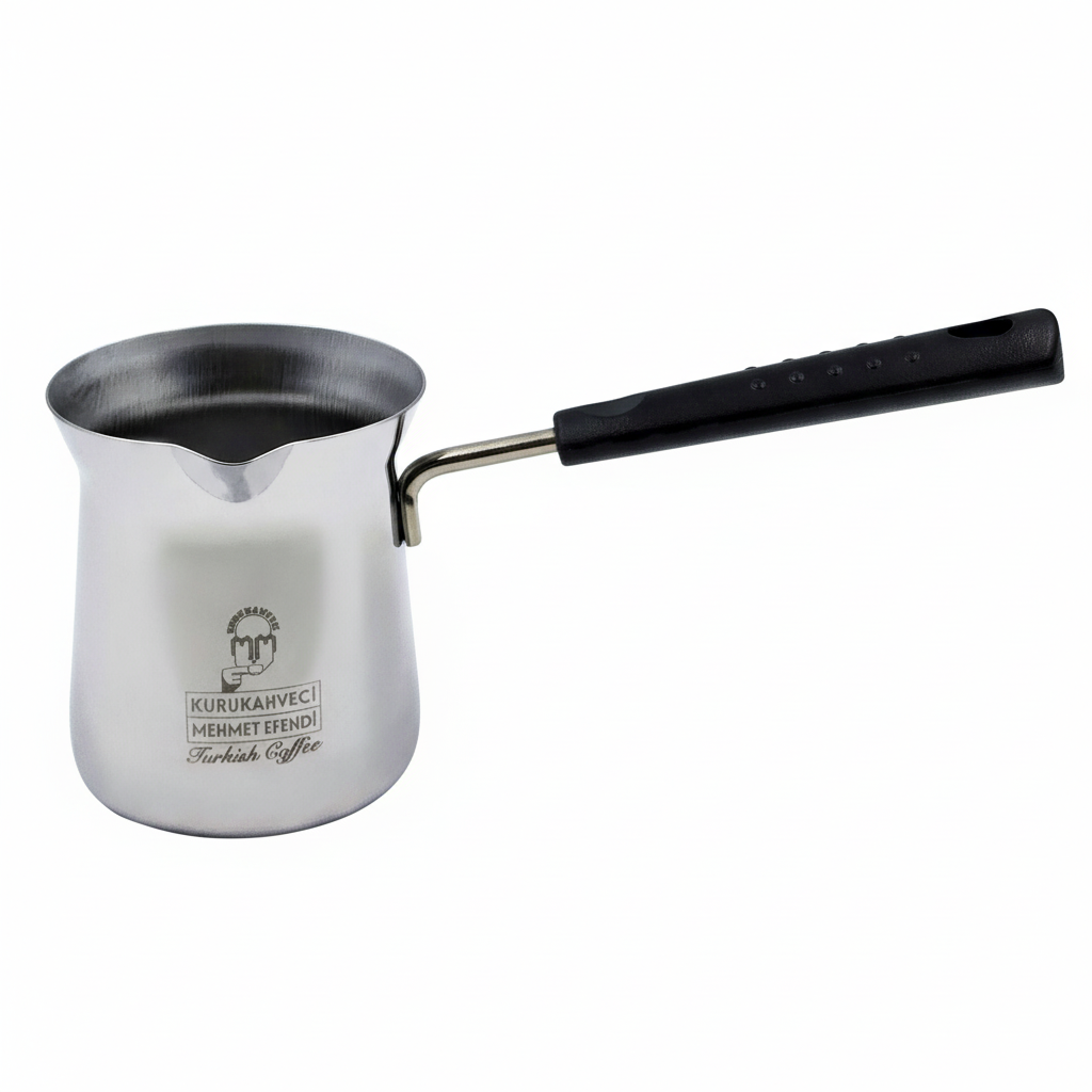 Turku kafijas kanna, maza, CEZVE, Sudraba krāsā (līdz 3 tasītēm) Turku kafijas kanna sudraba krāsā minimālistiskā produkta fotogrāfijā - tradicionālā cezve turku kafijas pagatavošanai