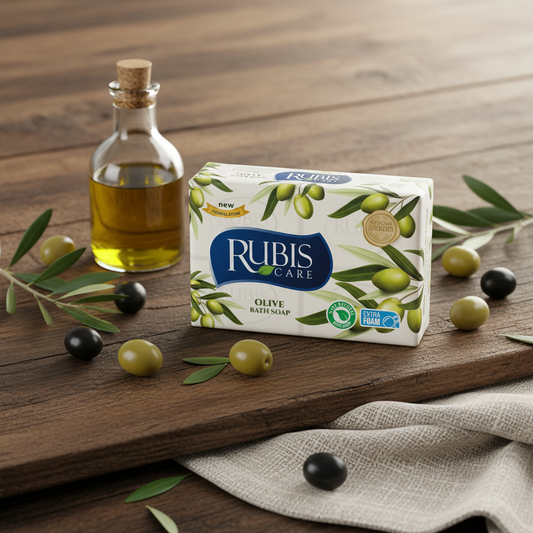 RUBIS olīvu ziepes uz koka fona ar olīveļļu un dabīgiem elementiem