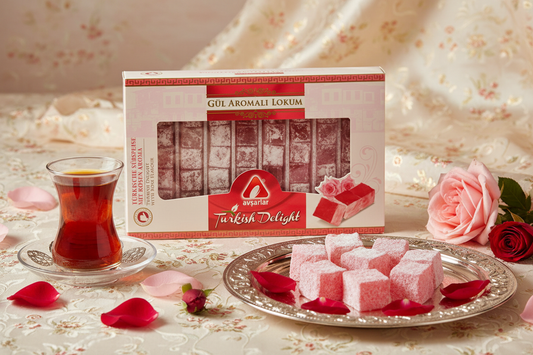 Avsarlar lukums ar rožu garšu servēts ar turku tēju un svaigām rožu ziedlapiņām, romantiski turku saldumiņi