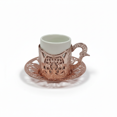 Turku kafijas krūze, rožu krāsā Turku kafijas krūze rožu krāsā minimālistiskā produkta fotogrāfijā - tradicionālā turku kafijas tasīte elegantā rozā tonī