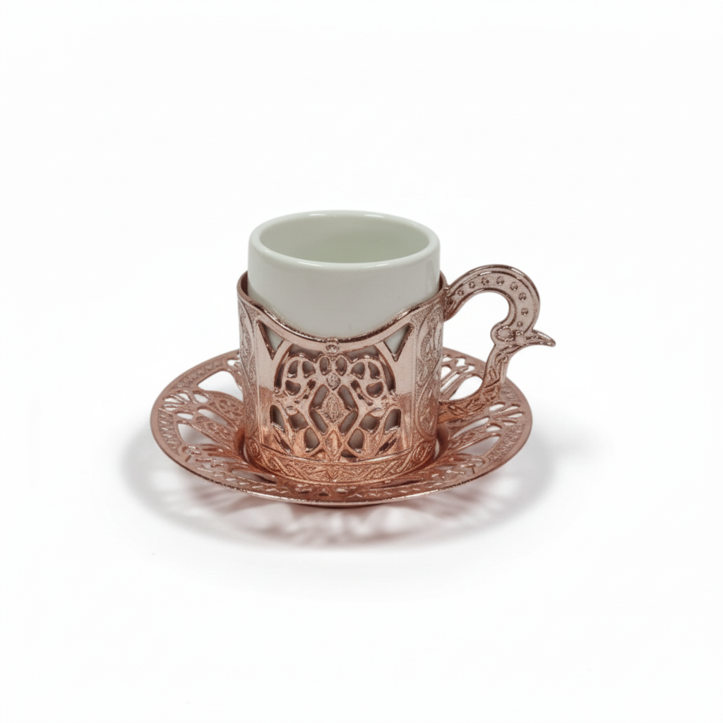 Turku kafijas krūze, rožu krāsā Turku kafijas krūze rožu krāsā minimālistiskā produkta fotogrāfijā - tradicionālā turku kafijas tasīte elegantā rozā tonī