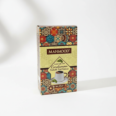 Turku Kafija ar kardamonu MAHMOOD, 200g Turku kafija ar kardamonu MAHMOOD 200g minimālistiskā produkta fotogrāfijā - premium turku kafija ar kardamona garšu