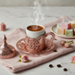 Turku kafijas krūze rožu krāsā dzīvesstila fotogrāfijā ar turku saldumiemeleganta kafijas brīža atmosfēra sievišķīgā stilā